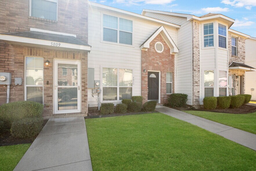 5813 Giddyup Ln, Fort Worth, TX à vendre - Photo principale - Image 1 de 3