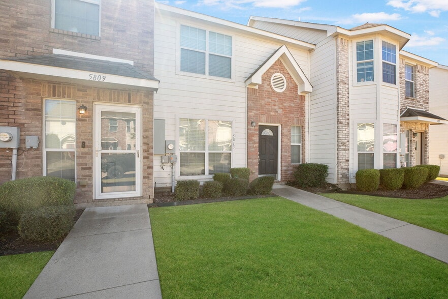 5813 Giddyup Ln, Fort Worth, TX for sale - Primary Photo - Image 1 of 3