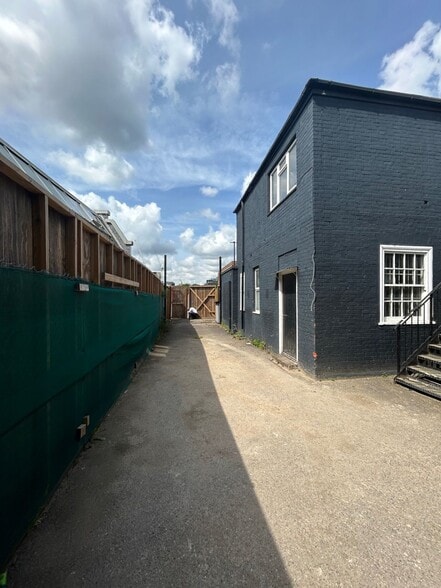 11 Power Rd, London for lease - Building Photo - Image 3 of 6