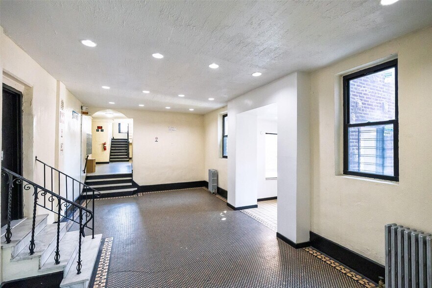 910 Dinsmore Ave, Far Rockaway, NY à vendre - Photo du bâtiment - Image 3 de 19