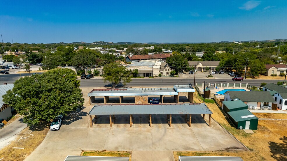 405 S Washington St, Fredericksburg, TX à vendre - Photo du bâtiment - Image 1 de 21