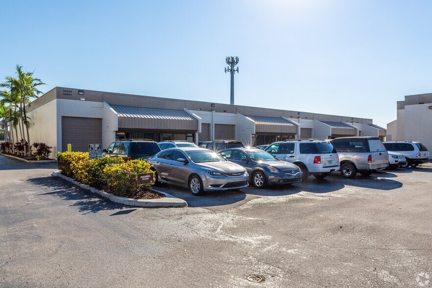 11921-12041 SW 144th St, Miami, FL à louer - Photo du bâtiment - Image 3 de 3
