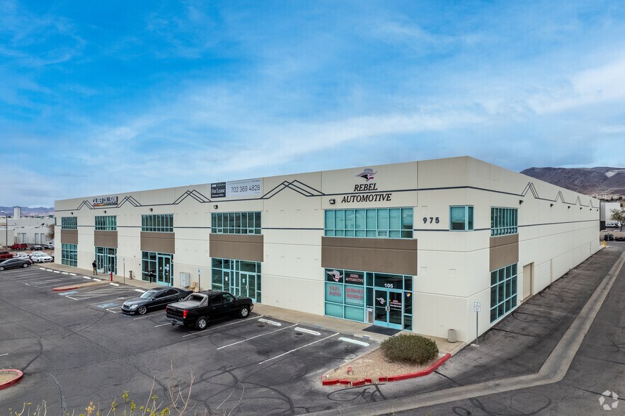 975 American Pacific Dr, Henderson, NV à louer - Photo du bâtiment - Image 3 de 9