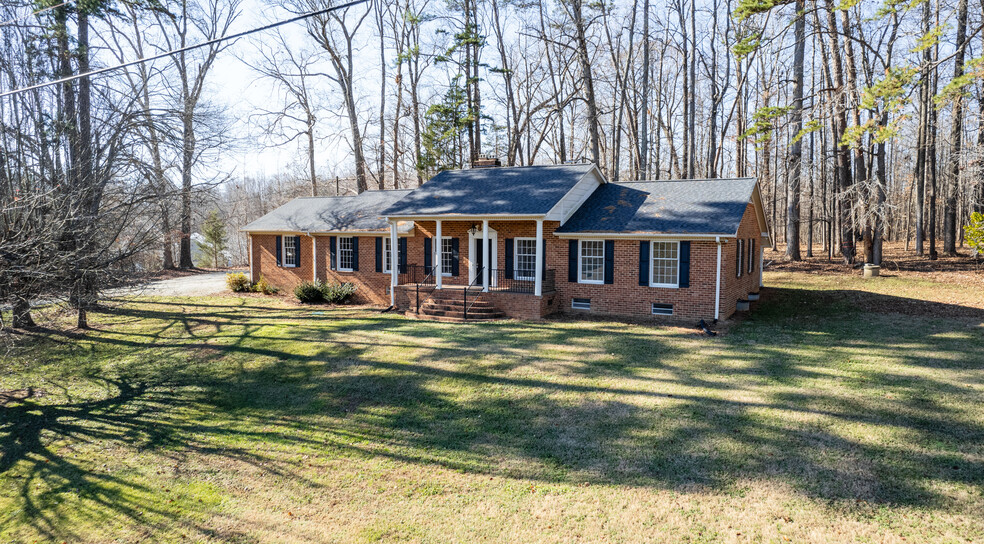 5600 Durham Rd, Roxboro, NC à vendre - Photo du bâtiment - Image 1 de 19