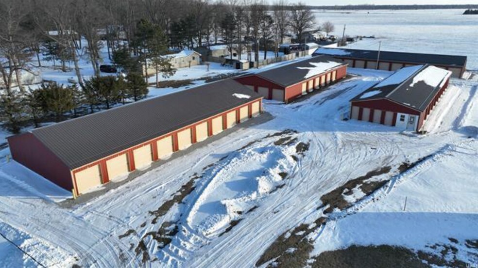 15 E Indian Hills Rd, Winamac, IN à vendre - Photo principale - Image 1 de 2