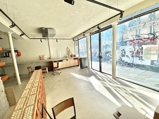 Retail in Paris for lease - Interior Photo - Image 2 of 8