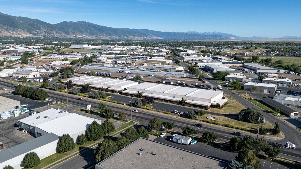976 Marshall Way, Layton, UT à louer - Photo du bâtiment - Image 2 de 15