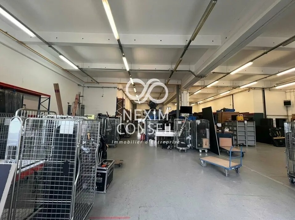 Flex in Paris for lease Interior Photo- Image 1 of 1