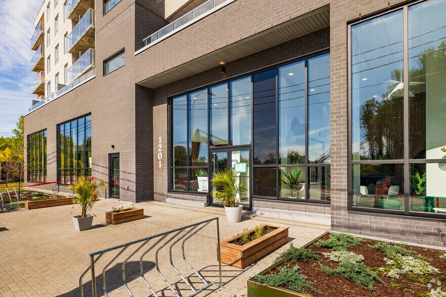 15792 Rue Sherbrooke E, Montréal, QC for lease - Building Photo - Image 3 of 4