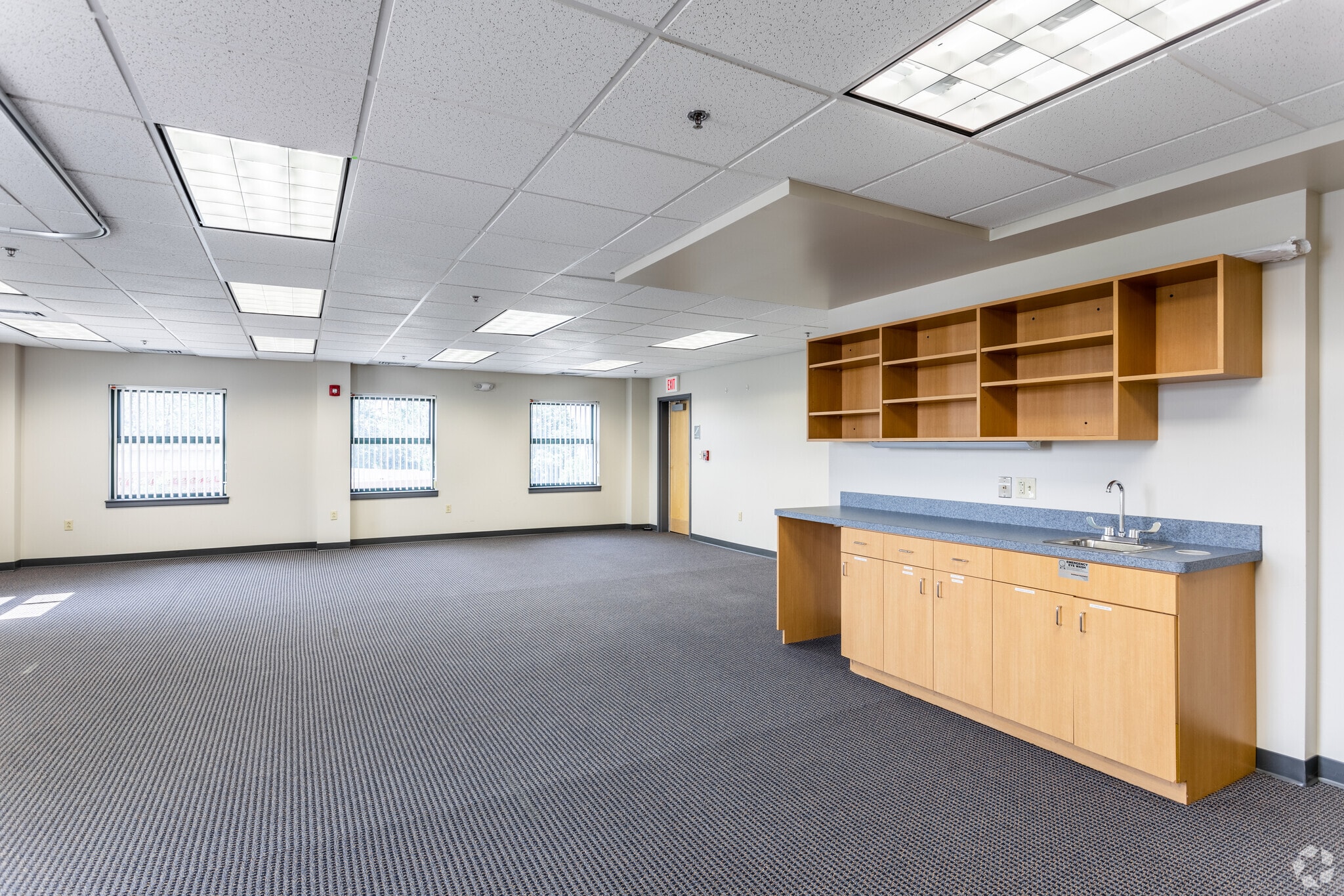 893 Main St, East Hartford, CT for lease Interior Photo- Image 1 of 7