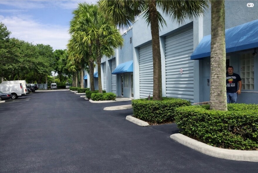 6761 W Sunrise Blvd, Plantation, FL for lease - Building Photo - Image 2 of 9