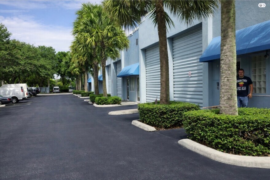 6761 W Sunrise Blvd, Plantation, FL à louer - Photo du bâtiment - Image 2 de 9