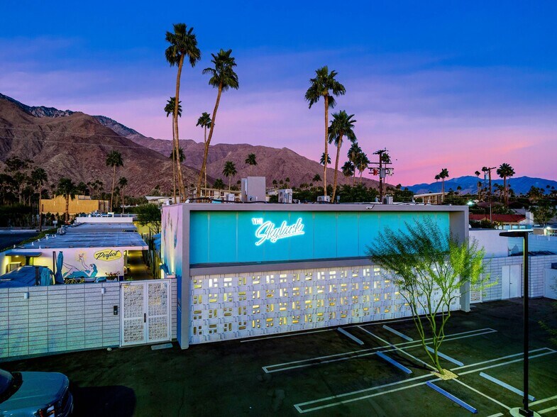 1466 N Palm Canyon Dr, Palm Springs, CA à louer - Photo du bâtiment - Image 1 de 29
