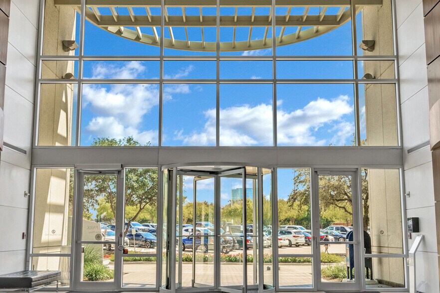 2591 N Dallas Pky, Frisco, TX à louer - Hall d’entrée - Image 3 de 7