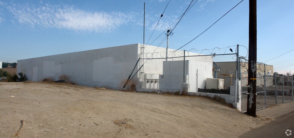 15498 Village Dr, Victorville, CA à vendre - Photo du bâtiment - Image 2 de 6