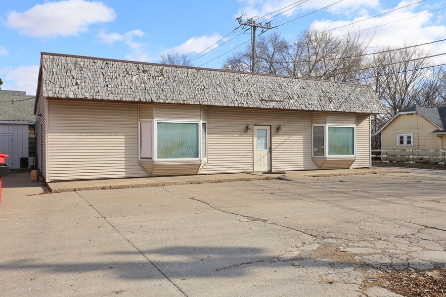2203 Muscatine Ave, Iowa City, IA for lease - Building Photo - Image 2 of 4