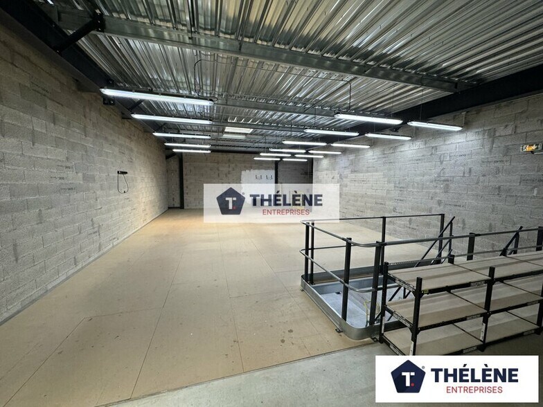 Flex in Mudaison for lease - Interior Photo - Image 2 of 12