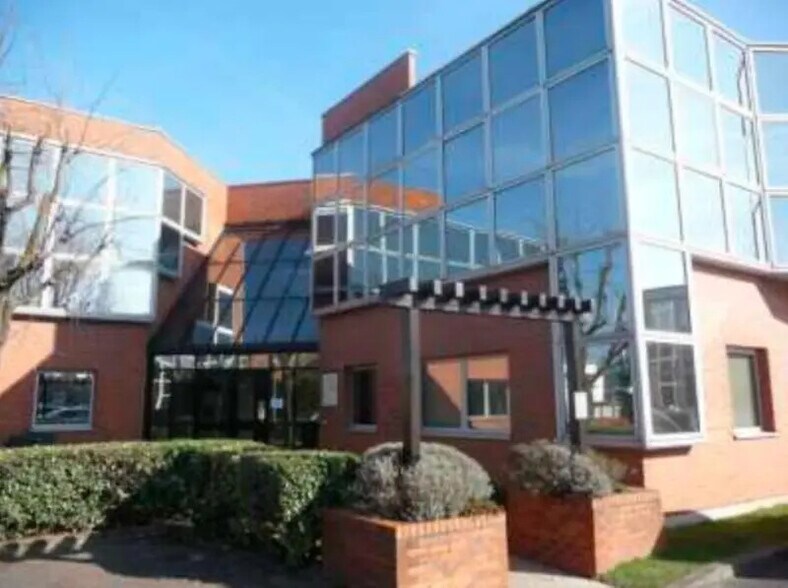 Bureau dans Nanterre à louer - Photo du bâtiment - Image 1 de 8