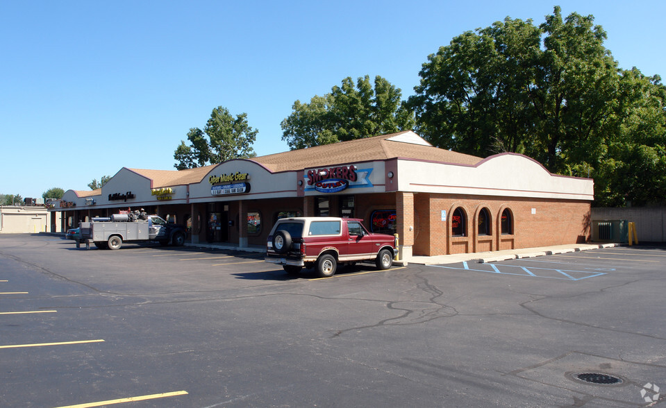 31900-31932 Ryan Rd, Warren, MI for lease - Primary Photo - Image 1 of 6