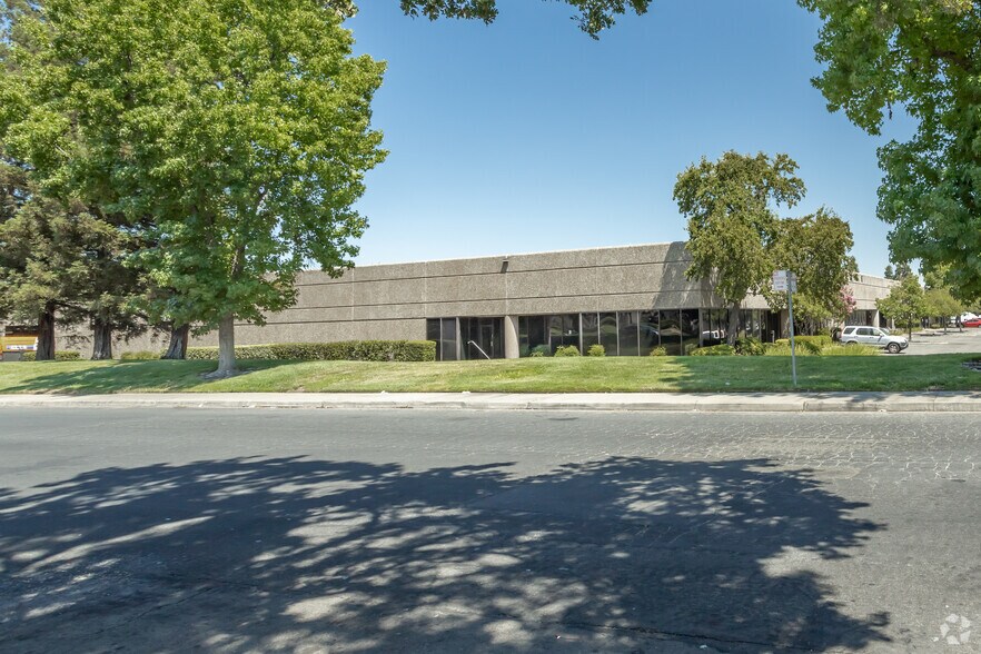 3951 Research Dr, Sacramento, CA à louer - Photo du bâtiment - Image 2 de 6