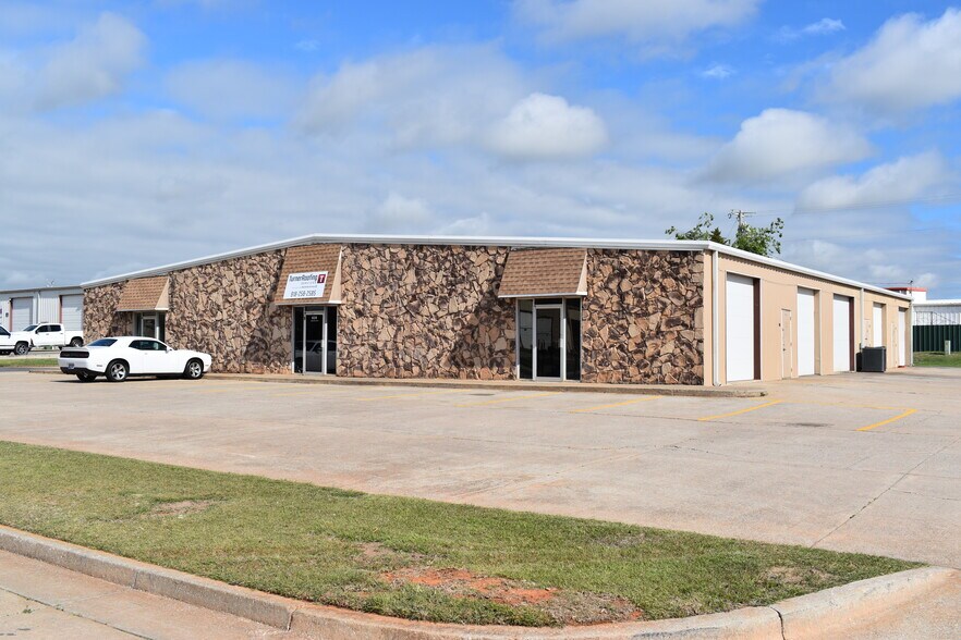 831-841 Industrial Dr, Yukon, OK à vendre - Photo du bâtiment - Image 2 de 26