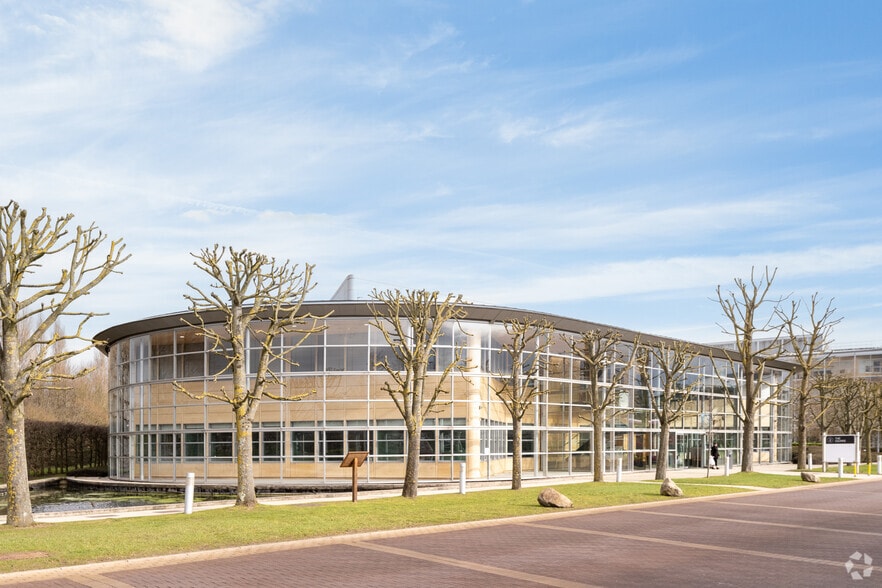 2 The Square, Uxbridge for sale - Primary Photo - Image 1 of 16