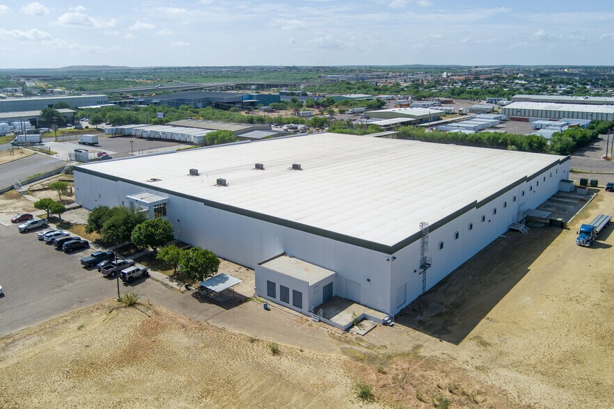 1820 Aguila Azteca, Laredo, TX à louer - Photo du bâtiment - Image 2 de 22