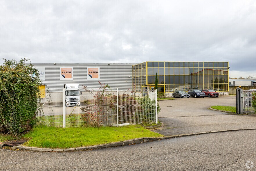 Flex dans Meyzieu à louer - Photo du bâtiment - Image 2 de 3