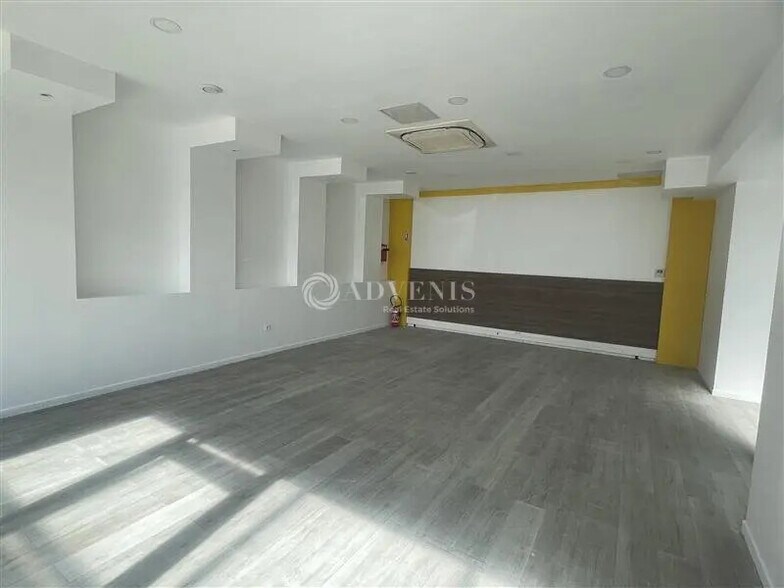 Retail in Tremblay-en-France for lease - Interior Photo - Image 1 of 8