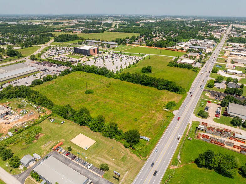 S Bloomington St, Lowell, AR à vendre - Photo du bâtiment - Image 2 de 5