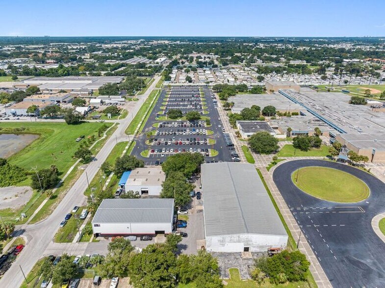 6235 118th Ave N, Largo, FL à vendre - Photo du bâtiment - Image 2 de 28