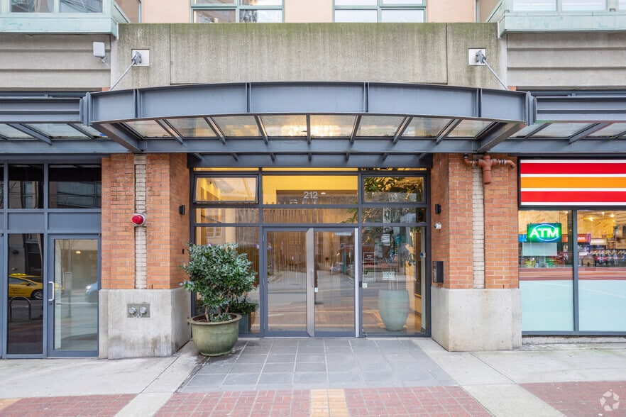 1207 Pacific Blvd, Vancouver, BC à vendre - Photo du bâtiment - Image 3 de 7
