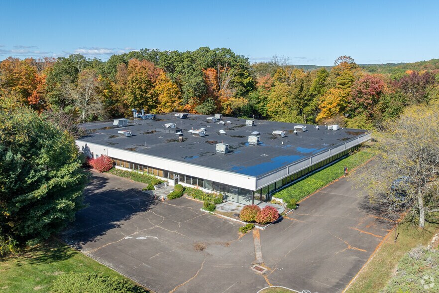 1 Trefoil Dr, Trumbull, CT à louer - Photo du bâtiment - Image 2 de 8
