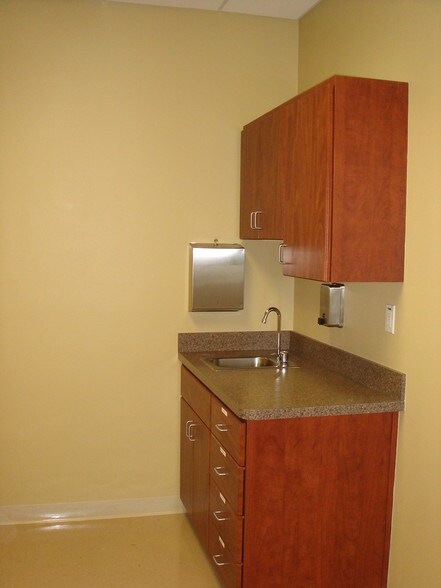 1755 David Walker Dr, Tavares, FL à vendre - Photo du bâtiment - Image 2 de 8