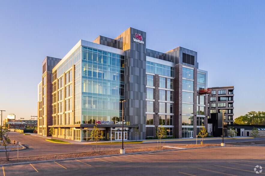 1175 Lombardi Ave, Green Bay, WI à louer - Photo du bâtiment - Image 2 de 6