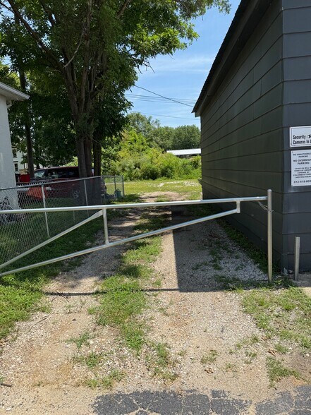 2006 7th St, Columbus, IN à vendre - Photo du bâtiment - Image 3 de 9