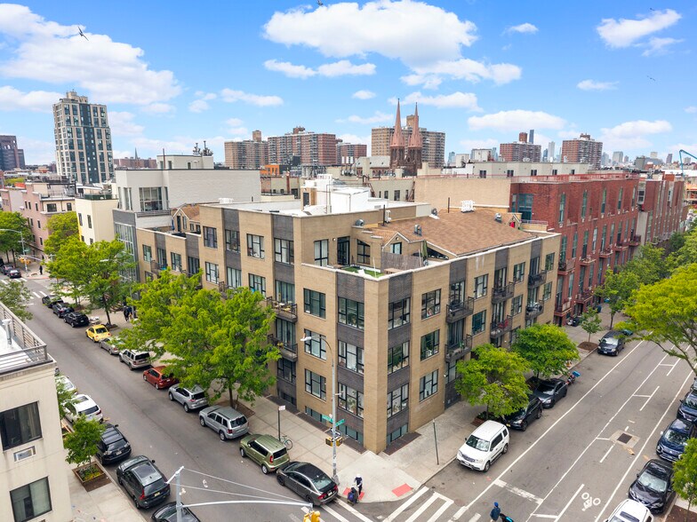180 Scholes St, Brooklyn, NY à vendre - Photo du bâtiment - Image 1 de 15