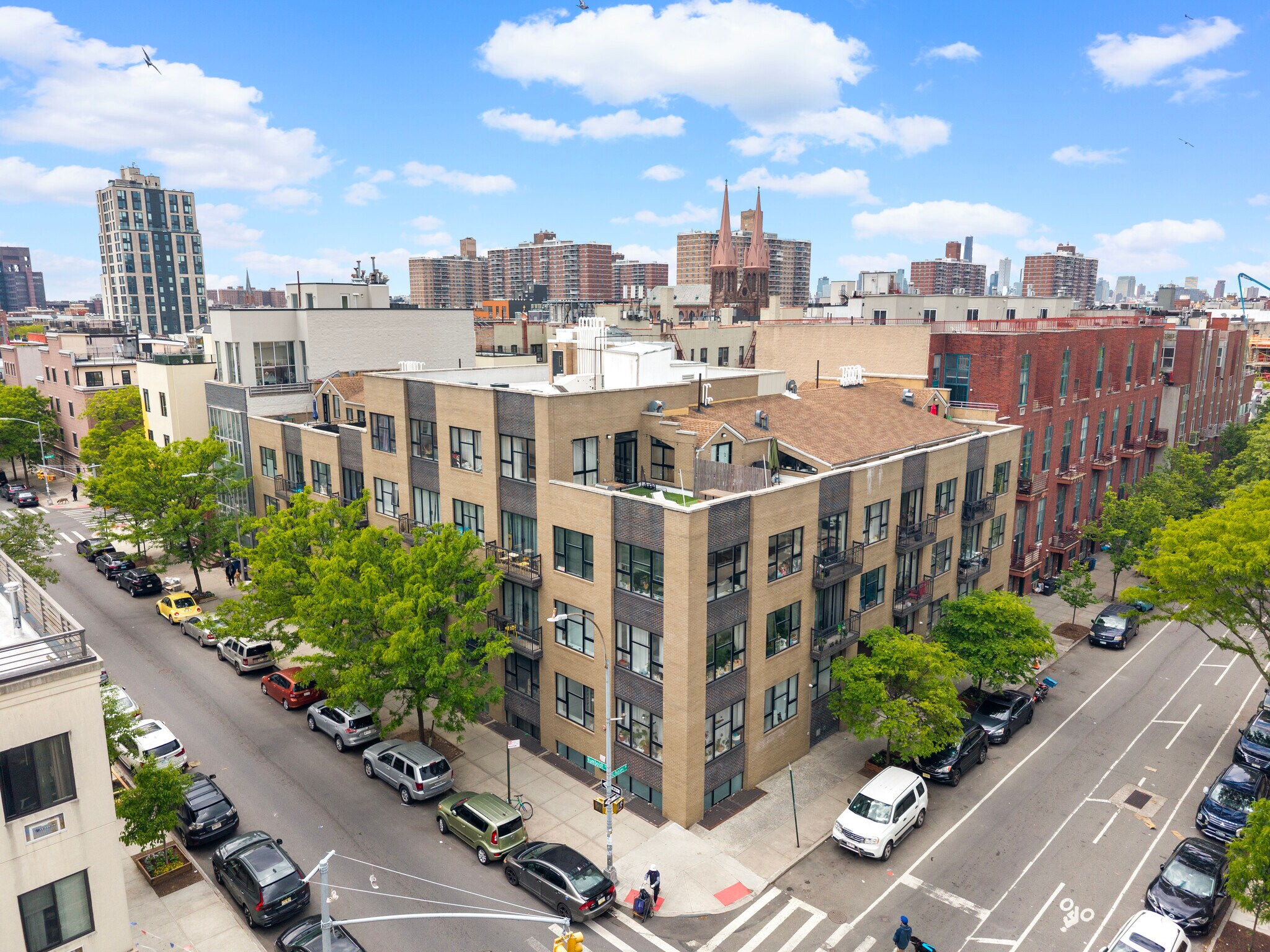 180 Scholes St, Brooklyn, NY à vendre Photo du bâtiment- Image 1 de 16
