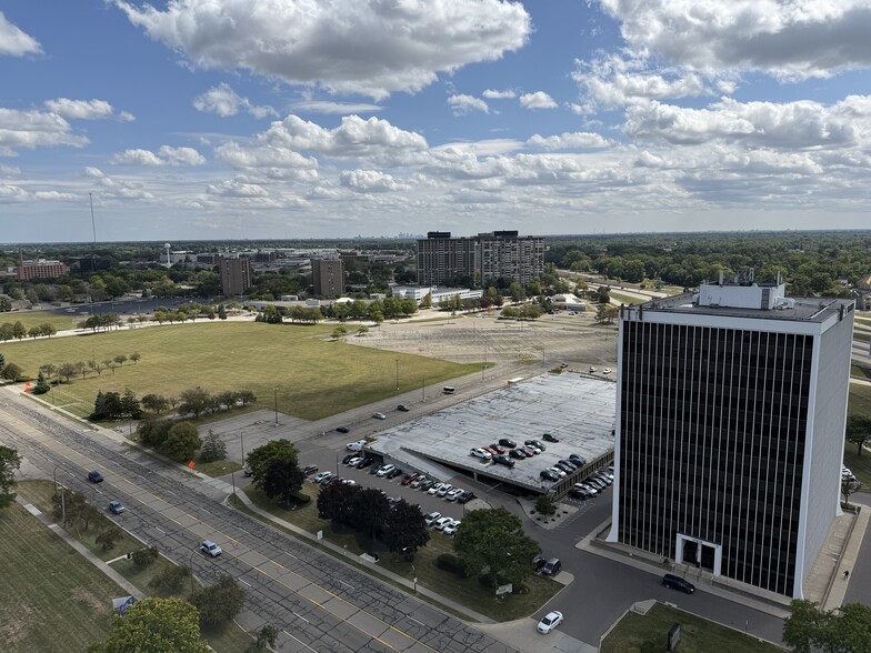17515 W 9 Mile Rd, Southfield, MI for sale - Building Photo - Image 3 of 6