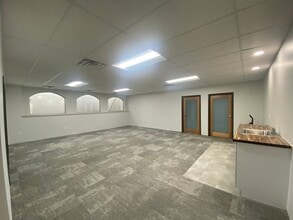 4420 NE Chouteau Tfwy, Kansas City, MO à louer Photo intérieure- Image 1 de 10