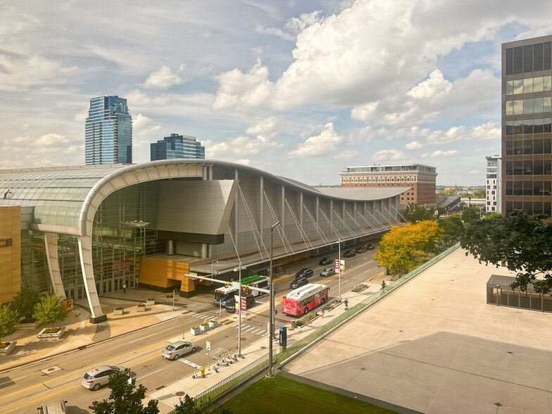 250 Monroe Ave NW, Grand Rapids, MI à louer - Photo du bâtiment - Image 3 de 14