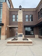 440 E Hawley St, Mundelein, IL à louer Photo intérieure- Image 2 de 12