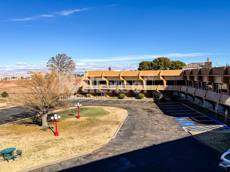287 N Lake Powell Blvd, Page, AZ à vendre - Photo du bâtiment - Image 2 de 47