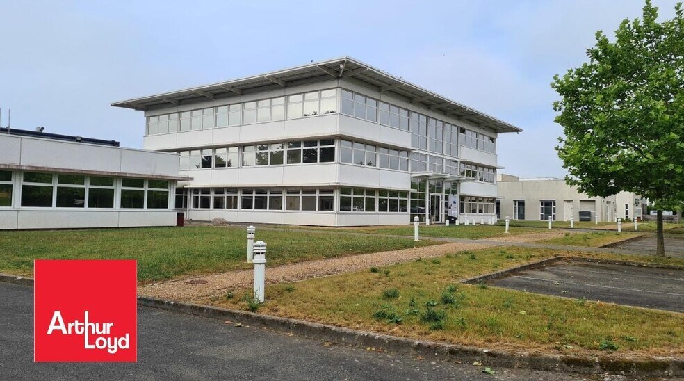 Office in Chartres for lease - Building Photo - Image 2 of 5