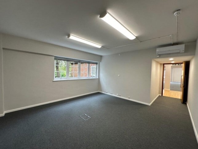 Summer Rd, Thames Ditton for lease - Interior Photo - Image 3 of 10