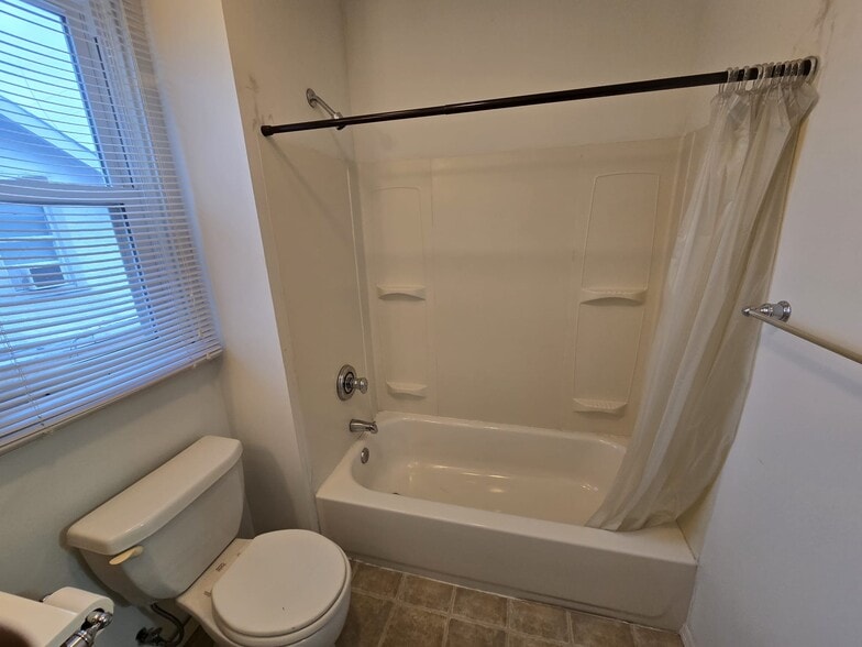 2311 S Big Bend Blvd, Maplewood, MO for lease - Interior Photo - Image 2 of 9