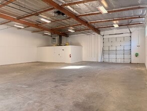 9627-9629 Owensmouth Ave, Chatsworth, CA à louer Photo intérieure- Image 2 de 11