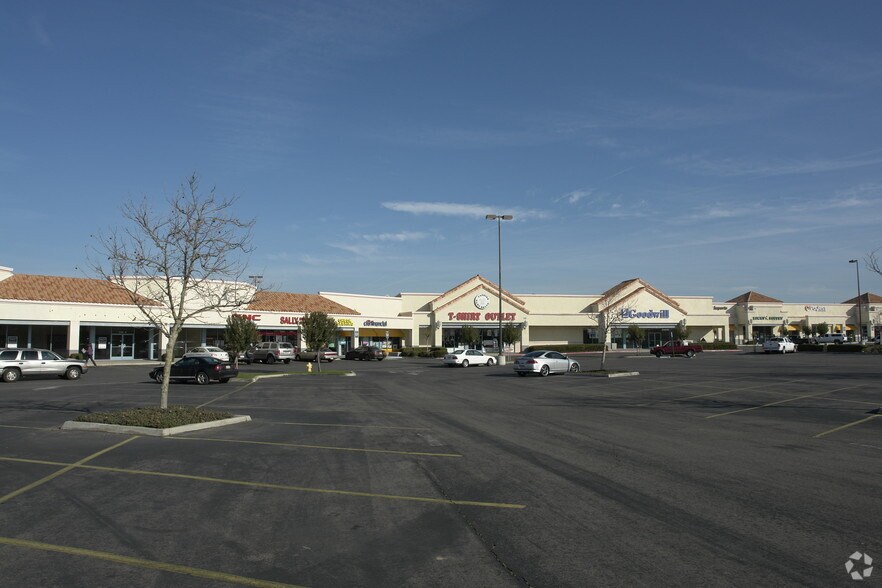 2001-2295 W Cleveland Ave, Madera, CA à louer - Photo du bâtiment - Image 2 de 9