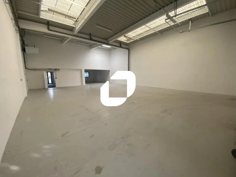 Flex in Lieusaint for lease - Interior Photo - Image 2 of 10