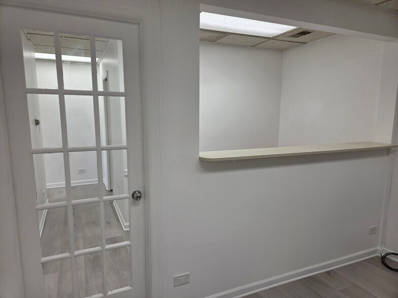 601 W Central Rd, Mount Prospect, IL à louer - Photo du bâtiment - Image 3 de 25